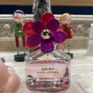 Marc Jacobs Daisy Perfume with Pink and Purple Floral Cap